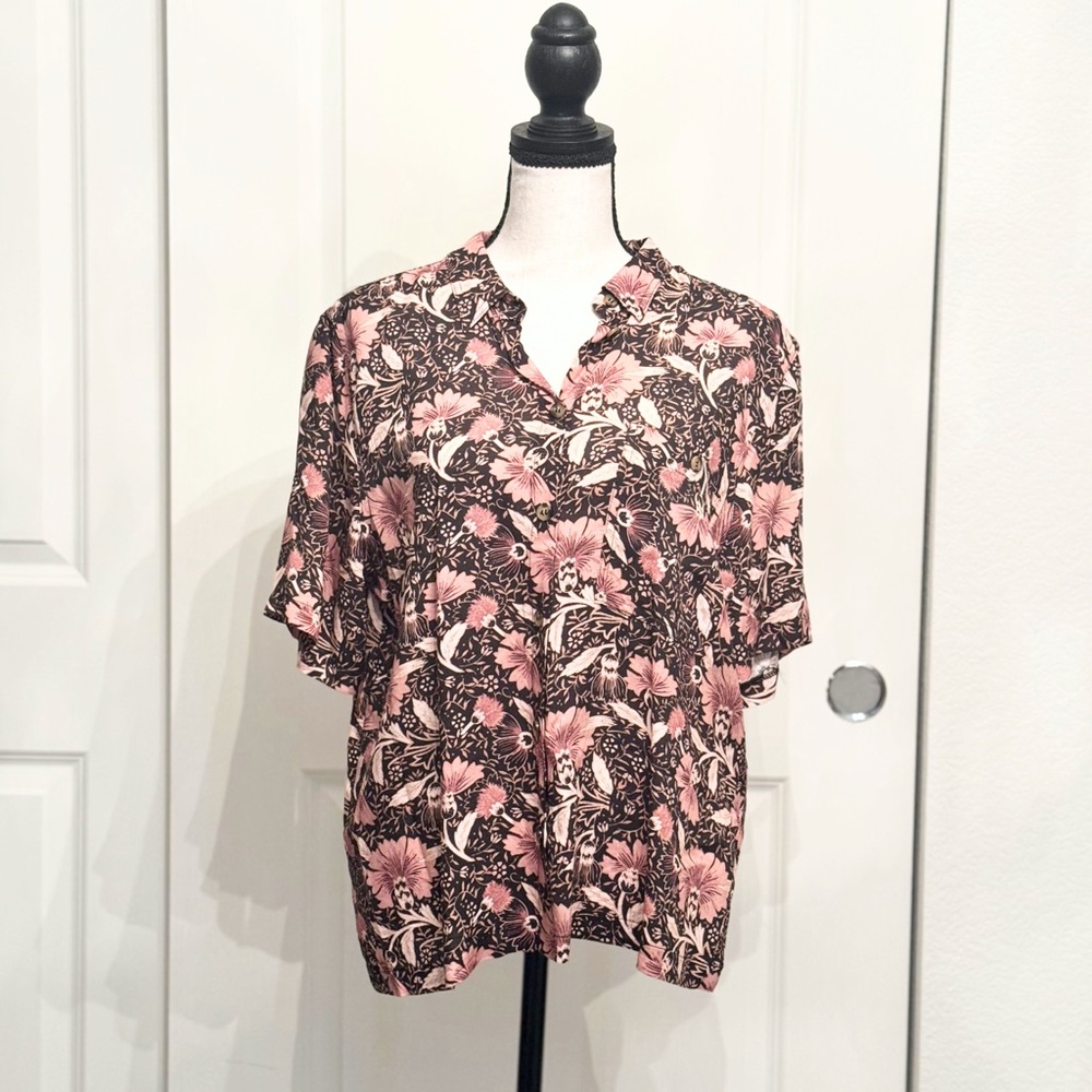 Urban Outfitters Women's Black and Pink Hawaiian Print Button Down Blouse, XS